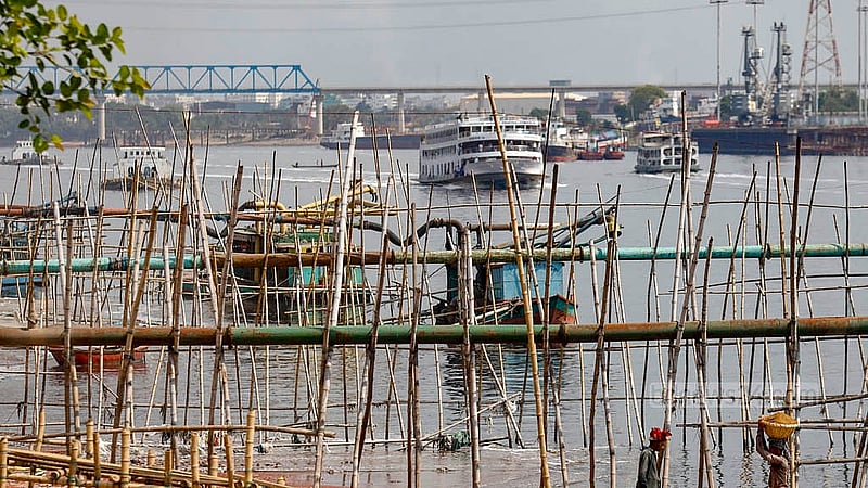 ঢাকার শ্যামপুরের মুন্সীখোলা এলাকায় বুড়িগঙ্গা নদীর তীরে যত দূর চোখ যায় দেখা যাবে একটার পর একটা বালুর ড্রেজার