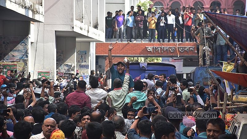 চট্টগ্রাম আদালত প্রাঙ্গণে চিন্ময় কৃষ্ণ দাশের মুক্তির দাবিতে বিক্ষোভ করেন সনাতন ধর্মালম্বীরা