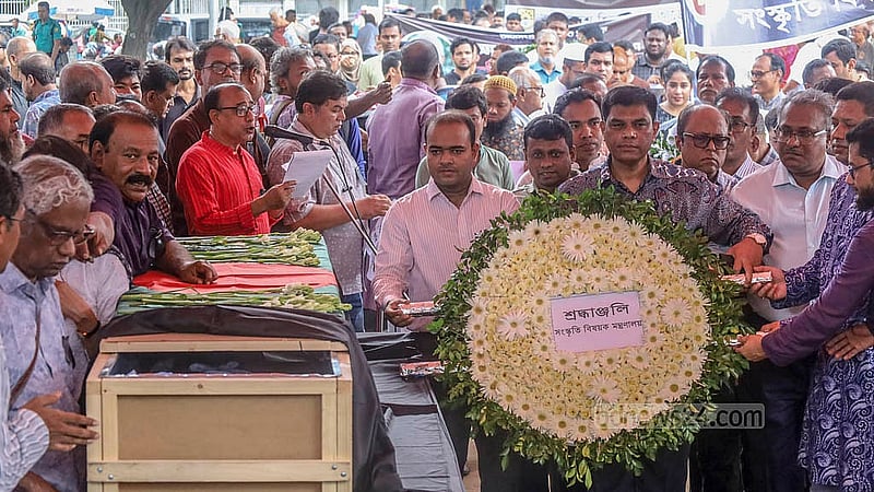 ঢাকার কেন্দ্রীয় শহীদ মিনারে শনিবার ভাষা সংগ্রামী আহমদ রফিকের মরদেহে শ্রদ্ধা জানাতে আসে বিভিন্ন রাজনৈতিক দল, সংগঠন ও প্রতিষ্ঠান।