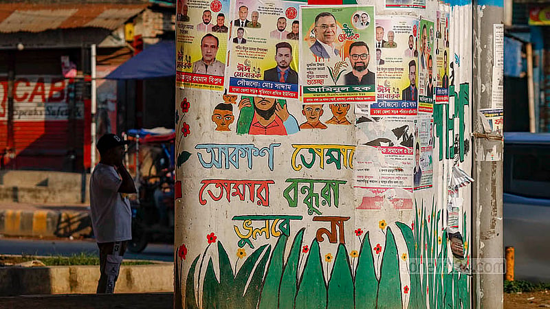 ঢাকার কালশী মোড়ে ফ্লাইওভারের পিলারে ফুটে উঠেছিল জুলাই আন্দোলনের গ্রাফিতি। বছর না যেতেই সেগুলোর ওপর লাগানো হচ্ছে বিভিন্ন ধরনের পোস্টার।  ঢাকার কালশী ফ্লাইওভারের বিবর্ণ পিলারগুলোয় ভিন্ন রূপ দিয়েছিল জুলাই আন্দোলনের গ্রাফিতি। কিন্তু সেগুলো এখন নষ্ট হওয়ার পথে