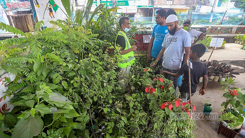 ঢাকার জুরাইন রেলওয়ে ফুটব্রিজের নিচে বৃক্ষ মেলায় ফুল, ফল ও ভেষজ গাছও মিলছে