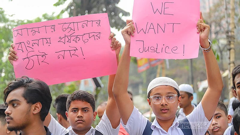 মতিঝিল আইডিয়াল স্কুল অ্যান্ড কলেজ শিক্ষার্থীরা মঙ্গলবার ধর্ষণের বিচারের দাবিতে শিক্ষালয়টির সামনে সড়ক অবরোধ করে বিক্ষোভ করেন