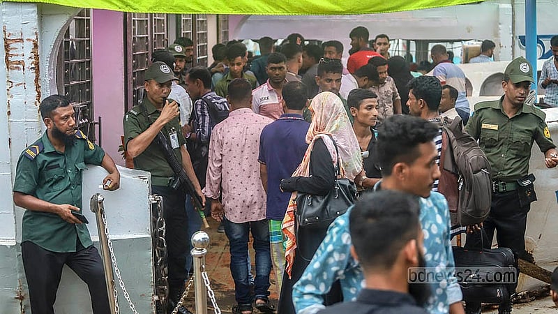 ঈদযাত্রা নির্বিঘ্ন করতে ঢাকার সদরঘাট লঞ্চ টার্মিনালে বৃহস্পতিবার নজরদারি ছিল আইনশৃঙ্খলা বাহিনীর