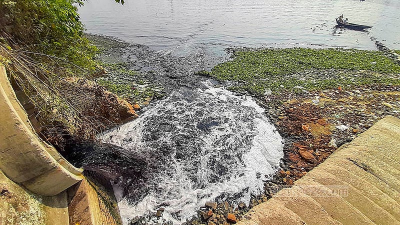 রাজধানীর শ্যামপুরের ধলেশ্বর গুদারা ঘাট এলাকায় কল-কারখানার বর্জ্য সরাসরি পড়ছে বুড়িগঙ্গায়, ছড়াচ্ছে দুর্গন্ধ
