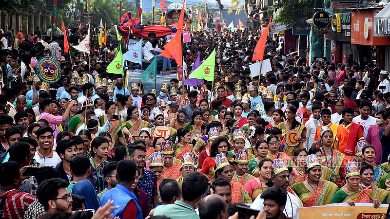 চট্টগ্রামে রথযাত্রায় অংশ নেন নানা বয়সী মানুষ; নেচে-গেয়ে তারা আনন্দ করেন