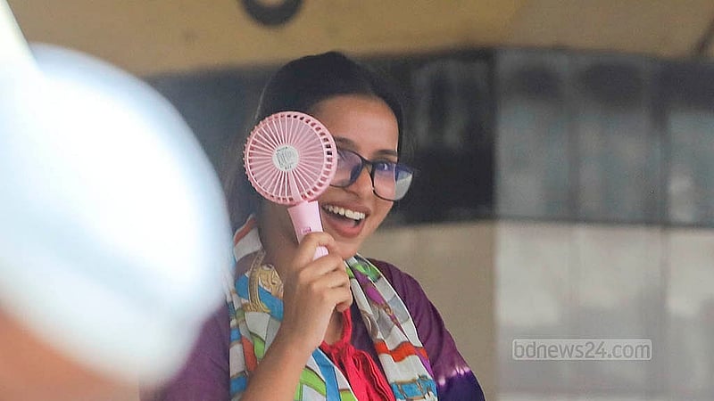 রাজধানীতে মঙ্গলবার ভ্যাপসা গরমে অতিষ্ঠ জনজীবন। এদিন কমলাপুর রেলওয়ে স্টেশনে অনেক যাত্রীর হাতে দেখা যায় চার্জার ফ্যান