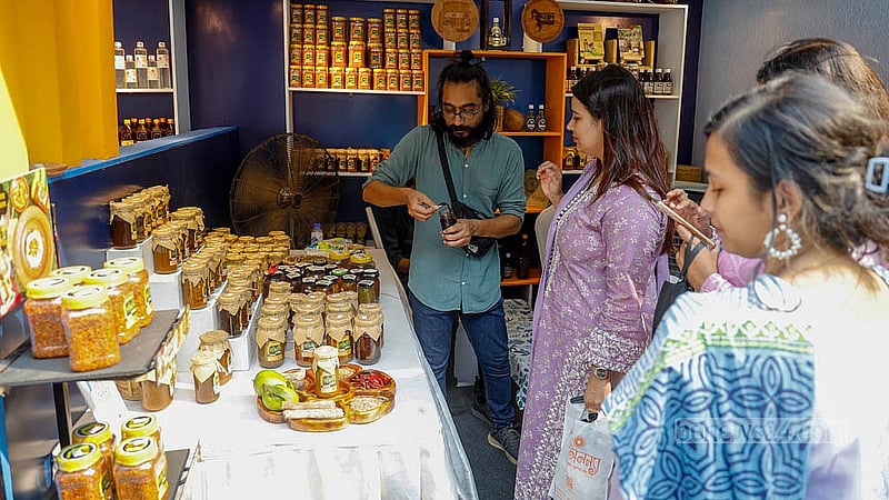 খাবার ও কাপড় থেকে শুরু করে মাটির তৈরি নানা জিনিসপত্র ও পণ্যের পসরা বসেছে বাংলা একাডেমি প্রাঙ্গণে ব্যাংকার-এসএমই নারী উদ্যোক্তা মেলায়