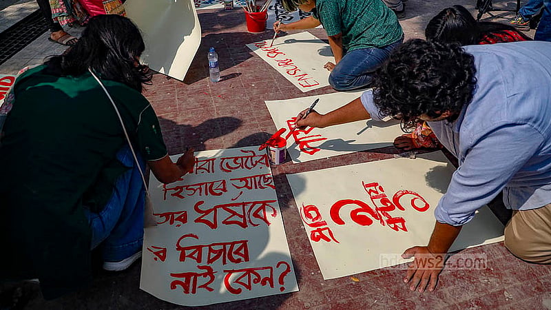 রাজধানীর কেন্দ্রীয় শহীদ মিনারে ‘ধর্ষণ ও নিপীড়নের বিরুদ্ধে’ প্রতিবাদে ব্যানার ও প্ল্যাকার্ড লিখছেন শিক্ষার্থী ও তরুণরা
