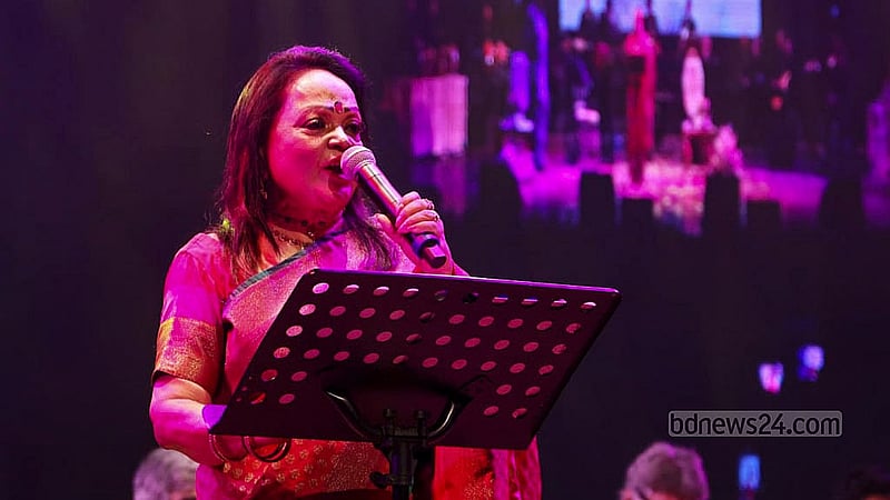 শিল্পকলা একাডেমির জাতীয় নাট্যশালা মিলনায়তনে রোববার সন্ধ্যায় ‘শুধু গান গেয়ে পরিচয়’ শীর্ষক অনুষ্ঠানে গান গাইছেন শিল্পী সাবিনা ইয়াসমিন।