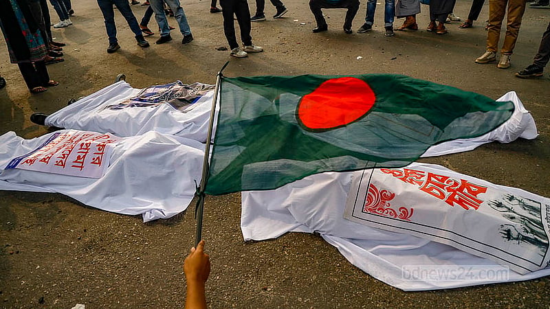 চার দফা দাবি আদায়ে বুধবার দুপুরে শাহবাগ মোড়ে কাফনের কাপড় পরে সড়কে শুয়ে পড়েন ম্যাটস শিক্ষার্থীরা