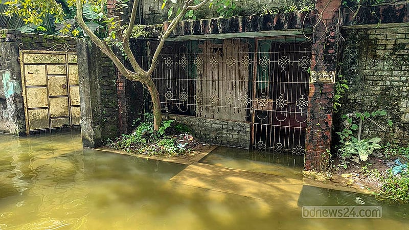 সড়কের পাশে বাড়ি নাকি খালের পাশে বাড়ি, কুমিল্লার চাঁনপুরে জলাবদ্ধ অবস্থায় সেটি বোঝা মুশকিল