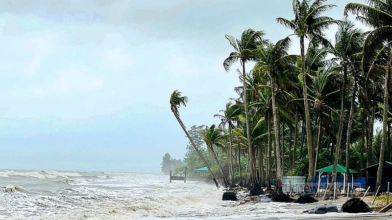নিম্নচাপ ও অমাবস্যার প্রভাবে উত্তাল রয়েছে সাগর। জোয়ারের পানি স্বাভাবিকের চেয়ে ১ থেকে ৩ ফুটের বেশি উচ্চতায় প্রবাহিত হওয়ায় বিশাল আকৃতির ঢেউ আছড়ে পড়ছে সেন্ট মার্টিনে