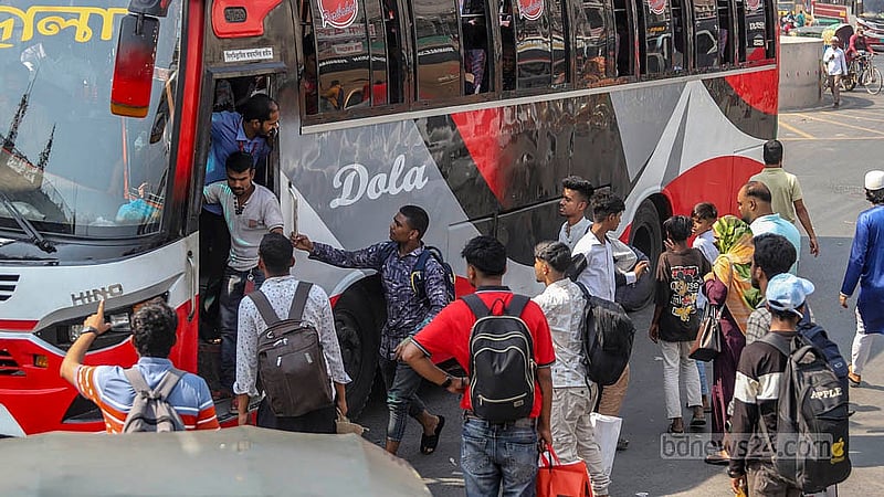 দক্ষিণাঞ্চলের পথে ছোটার সময় হাঁকডাকে যাত্রী তুলছেন হেল্পাররা। ভাড়ায় বনিবনা হলেই উঠছেন যাত্রী। শুক্রবার দোলাইরপাড় এলাকা থেকে তোলা