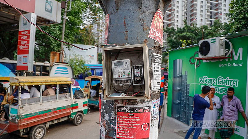 রাজধানীর নীলক্ষেত মোড়ে পুলিশ বক্সের পাশে একটি বিলবোর্ডের বৈদ্যুতিক মিটার বক্সের ঢাকনা নেই। বৈদুতিক সংযোগটিও উন্মুক্ত, মিটারটিও উঁচুতে নয়। ভুল করে কারও হাত মিটারের বক্সের কাছে উঠে গেল দুর্ঘটনার আশঙ্কা রয়েছে
