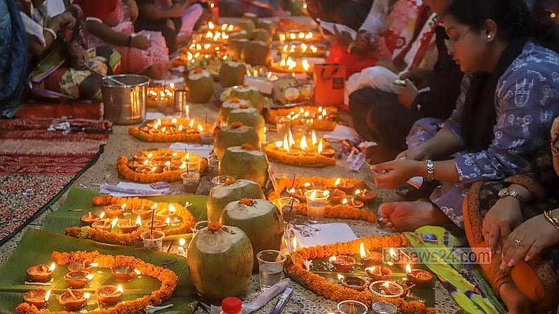 সামনে কলাপাতার ওপর ঘিয়ের প্রদীপ রেখে বসেন প্রতিজন। যাদের জন্য প্রার্থনা করা হয় তাদের প্রত্যেকের জন্য একটি করে প্রদীপ জ্বালানো হয়
