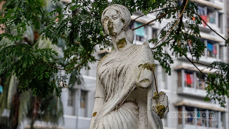 কোনোটির হাত ভাঙা, কোনোটির মুখ। ভাস্কর শামীম সিকদারের স্বাধীনতা সংগ্রামের প্রত্যেকটি ভাস্কর্য গত বছরের ৫ অগাস্ট থেকে এভাবে পড়ে আছে