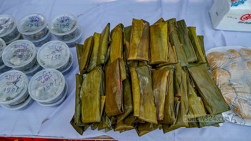 ওয়ানগালা উৎসবে একটি স্টলে দেখা গেল গারোদের ঐতিহ্যবাহী খাবারের পসরা