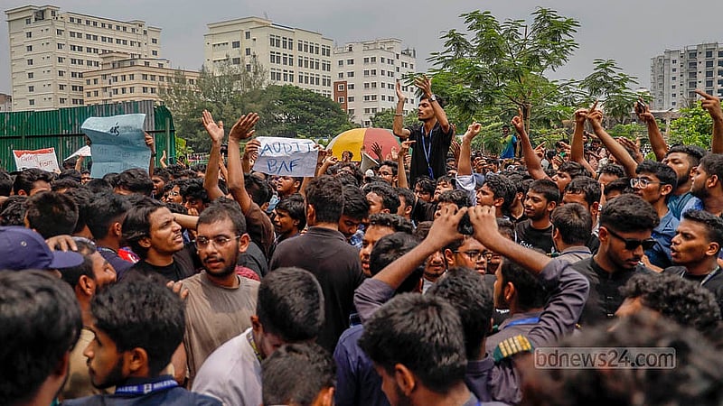 উত্তরার মাইলস্টোন স্কুল অ্যান্ড কলেজ মঙ্গবার দুপুরে দুই উপদেষ্টা পরিদর্শনে গেলে শিক্ষার্থীরা তাদের দাবি নিয়ে বিক্ষোভ দেখান