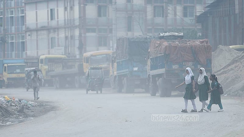 সড়কের ধুলোয় নাভিশ্বাস ঢাকা-নারায়ণগঞ্জ সড়কে চলাচলকারী মানুষের। শ্যামপুর এলাকা থেকে তোলা