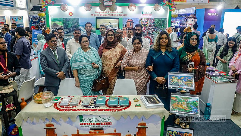 ঢাকার ইন্টারন্যাশনাল কনভেনশন সিটি বসুন্ধরায় বৃহস্পতিবার ১২তম এশিয়ান ট্যুরিজম ফেয়ারের বিভিন্ন স্টল ঘুরে দেখেন অতিথিরা