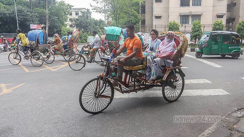 প্যাডেলের রিকশায় ইচ্ছামতো লাগানো হচ্ছে ব্যাটারি ও মোটর। ঢাকার অলিগলির পাশাপাশি সেগুলো প্রধান সড়কেও দ্রুতগতিতে ছুটছে