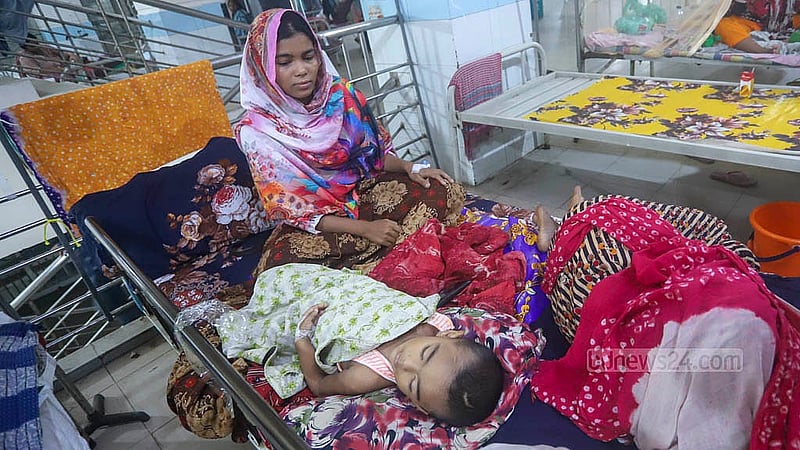 রাজধানীর পোস্তগোলার বাসিন্দা এই নারী ও তার দুই বছরের ছেলে ডেঙ্গু আক্রান্ত হয়ে চিকিৎসা নিচ্ছেন মুগদা জেনারেল হাসপাতালে
