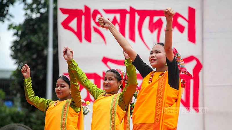 বিশ্ব আদিবাসী দিবস উপলক্ষে শনিবার কেন্দ্রীয় শহীদ মিনার প্রাঙ্গণে ‘বাংলাদেশ আদিবাসী ফোরামের’ অনুষ্ঠানে নৃত্য পরিবেশন করেন বিভিন্ন প্রান্তের ক্ষুদ্র নৃ-গোষ্ঠীরা