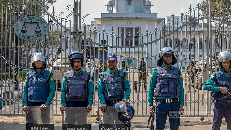 ভারতে পালিয়ে থাকা সাবেক প্রধানমন্ত্রী শেখ হাসিনার বক্তব্য প্রচারের পর ভাঙচুরের ঘটনার পরিপ্রেক্ষিতে হাই কোর্ট এলাকায় শনিবার নিরাপত্তা জোরদার করে সেনাবাহিনী ও পুলিশ
