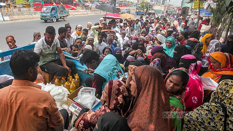 টিসিবির ট্রাকসেলের পণ্য পেতে মানুষের ভিড়। বৃহস্পতিবার রাজধানীর শনিরআখড়া এলাকায় তোলা