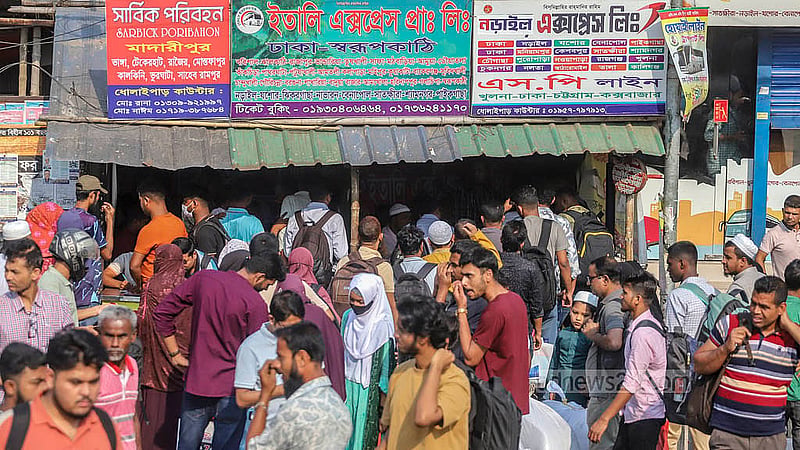 পরিবারের সঙ্গে ঈদ উদযাপনে ঢাকা ছাড়ছে মানুষ। রাজধানীর দোলাইর পাড় এলাকায় বাস কাউন্টারের সামনে টিকেটের অপেক্ষায় যাত্রীরা