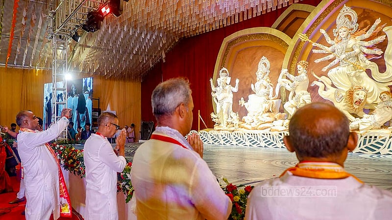 ঢাকার বনানী মণ্ডপে দুর্গার প্রতিমায় প্রণাম করেন সনাতন ধর্মাবলম্বীরা। রোববার ষষ্ঠীর মাধ্যমে এ মণ্ডপেও শুরু হয় দুর্গাপূজার মূল আনুষ্ঠানিকতা