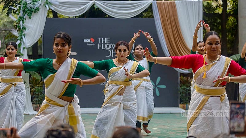 গুলশানে বিচারপতি সাহাবুদ্দিন আহমদ পার্কে শুক্রবার ফ্লো ফেস্টের দ্বিতীয় দিন অর্থী আহমেদ ডান্স একাডেমির সদস্যরা নৃত্য পরিবেশন করেন, যাদের কেউই পেশাগত শিল্পী নন