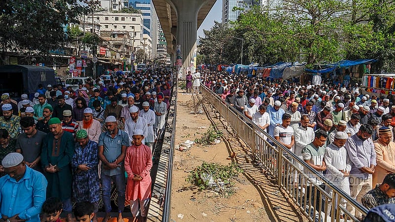 রোজার মাসের প্রথম জুমায় বায়তুল মোকাররম জাতীয় মসজিদে জায়গা না পেয়ে সড়কেও নামাজ আদায় করে মানুষ
