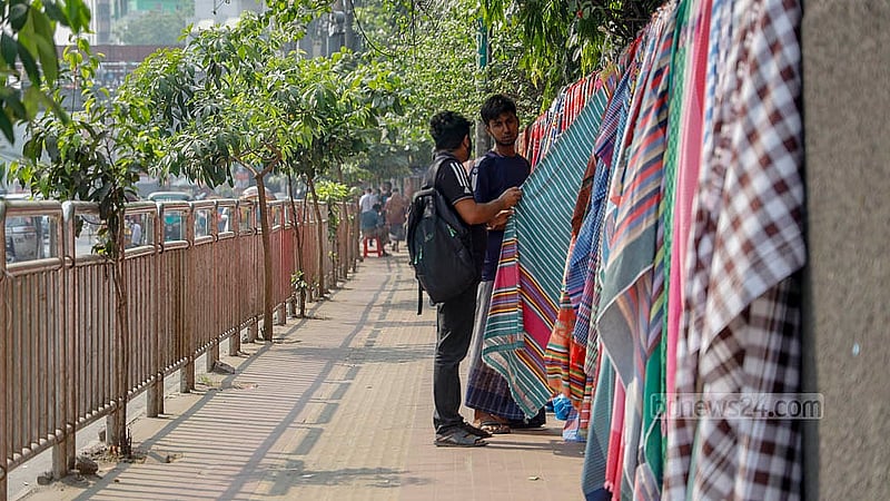 দোকান পরিচালনার তেমন খরচ নেই বলে সামান্য লাভেই গামছা বিক্রি করেন বলে জানালেন তরিকুল ইসলাম নামের এক বিক্রেতা। ১০ বছর ধরে এখানে গামছা বিক্রি করেন তিনি