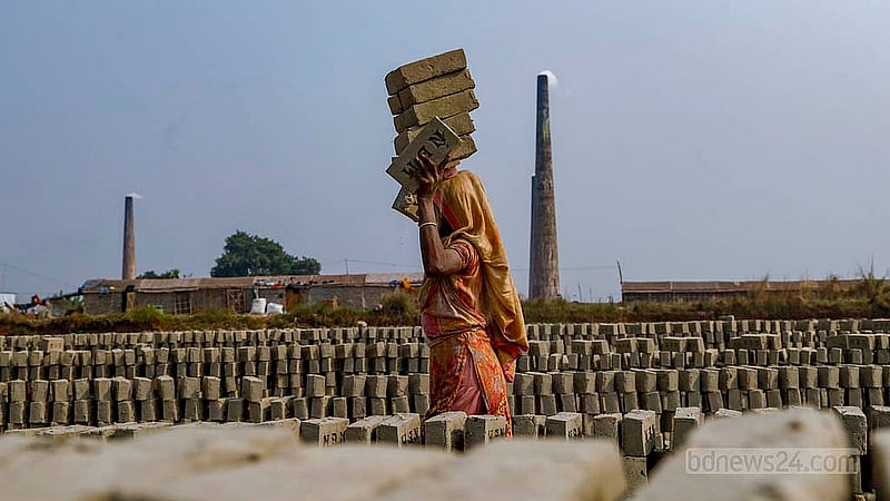 ইটা ভাটায় দিনভর কাজ করা বেশ কষ্টসাধ্য; কিন্তু এ কাজে থেমে নেই নারীরা। পুরুষের মতো দিনভরই শ্রম দিচ্ছেন তারা