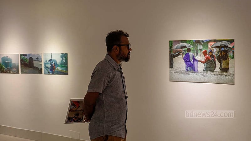 আলিয়স ফ্রঁসেজ দা ঢাকার লা গ্যালারিতে আলোকচিত্রী আবির আব্দুল্লাহর একক প্রদর্শনী ঘুরে দেখছেন এক দর্শনার্থী