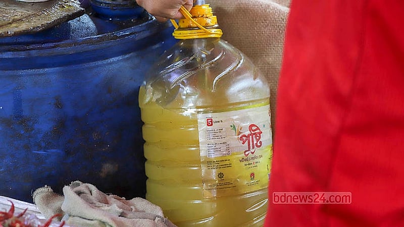 খোলা বোতলে ভরা হচ্ছে পাম তেল। সয়াবিন তেলের সংকটে চাহিদা বেড়েছে পাম তেলের। প্রতিলিটার পাম তেল বিক্রি হচ্ছে ১৫০ টাকা লিটারে