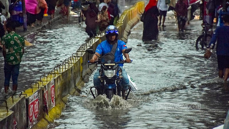 চট্টগ্রামে সোমবার দুপুরে টানা এক ঘণ্টার বৃষ্টিতে বিভিন্ন এলাকায় সৃষ্টি হয় জলাবদ্ধতা