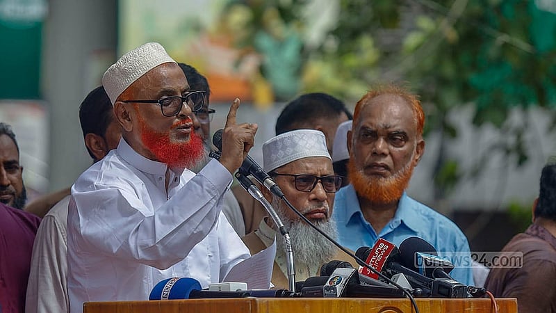 যুদ্ধাপরাধ মামলায় মৃত্যুদণ্ড থেকে খালাস পাওয়ার পরদিন মুক্তি পেয়ে রাজধানীর শাহবাগে সংবর্ধনা অনুষ্ঠানে জামায়াতে ইসলামীর নেতা এ টি এম আজহারুল ইসলাম