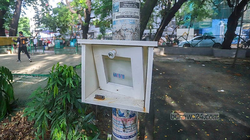 রাজধানীর ধানমন্ডি লেকের পাশে বসানো এই বুকসেলফের বই চুরি করে ভেঙে ফেলা হয়েছে দরজা