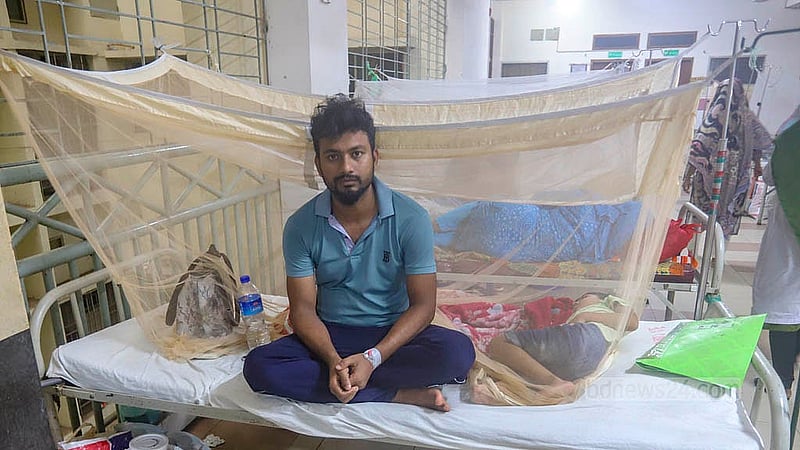 ডেঙ্গু আক্রান্ত হয়ে রাজধানীর মুগদা জেনারেল হাসপাতালে চিকিৎসা নিচ্ছেন কুমিল্লার তিতাস থেকে আসা সবুজ আহমেদ