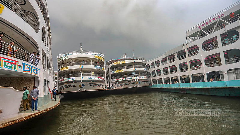 সদরঘাটে বৃহস্পতিবার দক্ষিণের ঈদযাত্রীদের বেশ চাপ ছিল। কিন্তু লঞ্চও ছিল পর্যাপ্ত