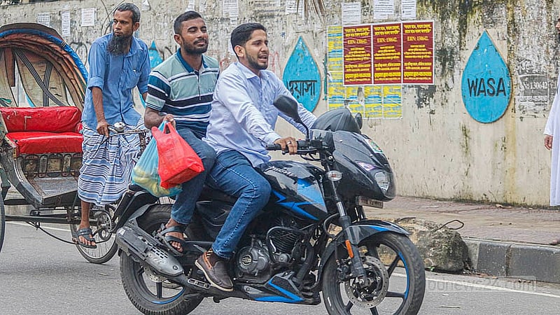 ঢাকার ব্যস্ত রাস্তায় সবসময় থাকে ঝুঁকি, তারপরও মোটরসাইকেলের চালক ও পেছনের আরোহীর মাথায় নেই হেলমেট