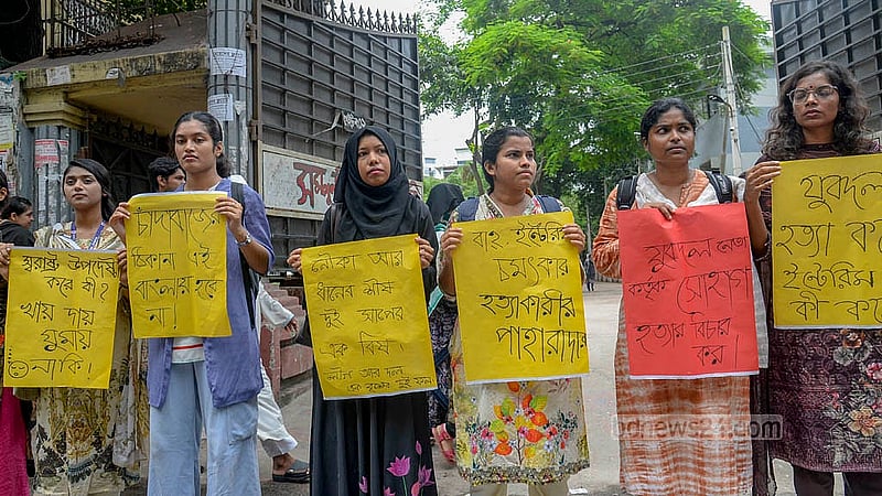 ব্যবসায়ী সোহাগ হত্যাসহ সারাদেশে চাঁদাবাজি, হত্যা, সন্ত্রাস ও নৈরাজ্যের বিরুদ্ধে শনিবার ইডেন কলেজ গেটের সামনে প্রতিবাদী সমাবেশ করেন শিক্ষার্থীরা
