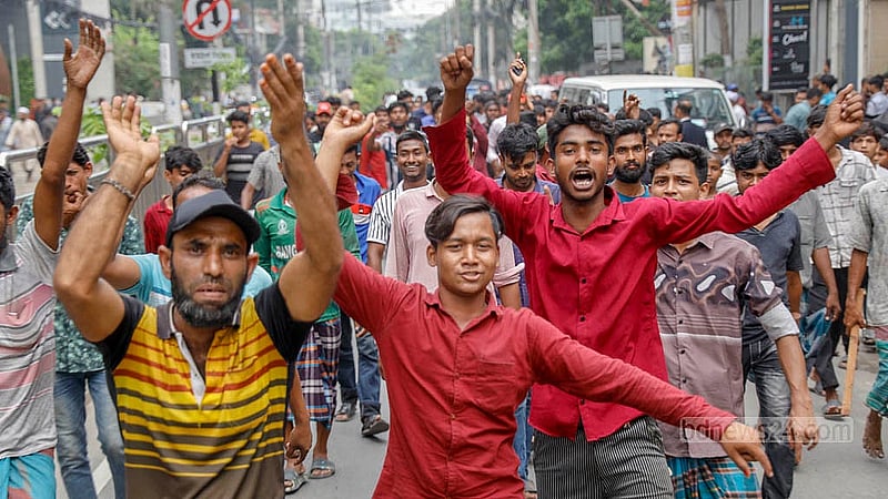 গুলশান সোসাইটি এলাকায় ব্যাটারিচালিত রিকশা চলাচল বন্ধের প্রতিবাদে সোমবার দুপুরে বনানীর ১১ নম্বর সড়কে বিক্ষোভ দেখান একদল চালক