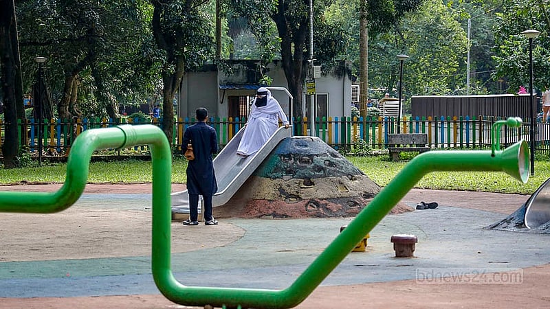 ঢাকার রমনা পার্কের শিশু কর্নারে গত কয়েক বছরে বেশ কিছু রাইড নষ্ট হয়েছে বড়দের অত্যাচারে। পার্কের প্রবেশে গেটে নোটিস টানানো থাকলেও তা উপেক্ষা করে পার্কের রাইডগুলো ব্যবহার করেন বড়রা