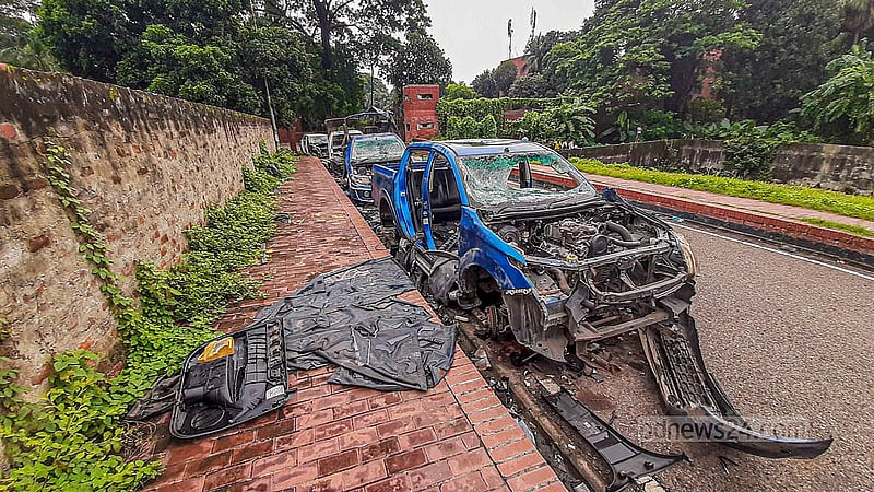 রাজধানীর শেরেবাংলা নগরে গণভবনের পাশের সড়কে পড়ে আছে পুলিশের তিনটি ডবল কেবিন পিকআপের কঙ্কাল।