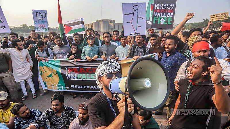 ফিলিস্তিনের গাজায় ইসরায়েলি বাহিনীর হামলার প্রতিবাদে সোমবার ঢাকার মানিক মিয়া অ্যাভিনিউয়ে প্রতিবাদ সমাবেশ করে ছাত্র-জনতা