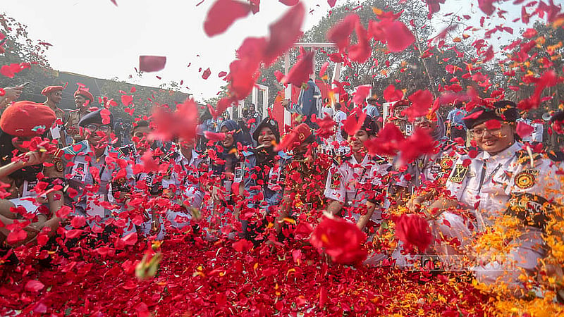 আন্তর্জাতিক মাতৃভাষা দিবসে শ্রদ্ধার ফুলে ঢেকে যায় কেন্দ্রীয় শহীদ মিনার