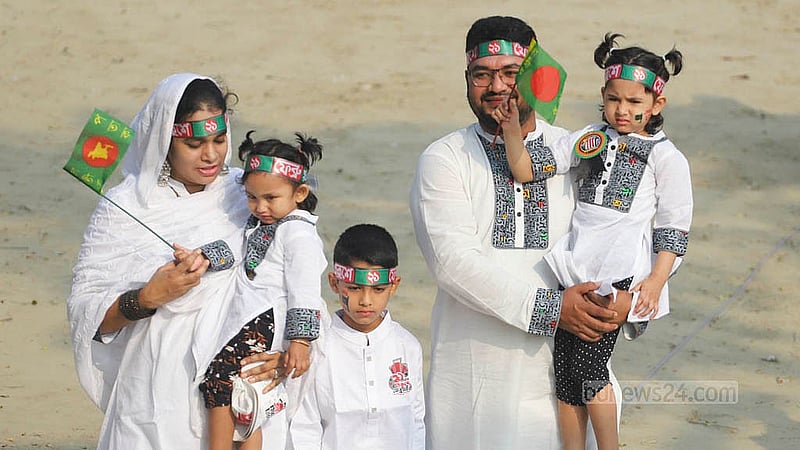 একুশে ফেব্রুয়ারিতে সন্তানদের সঙ্গে নিয়েই কেন্দ্রীয় শহীদ মিনারে শ্রদ্ধা জানাতে আসেন অনেকে